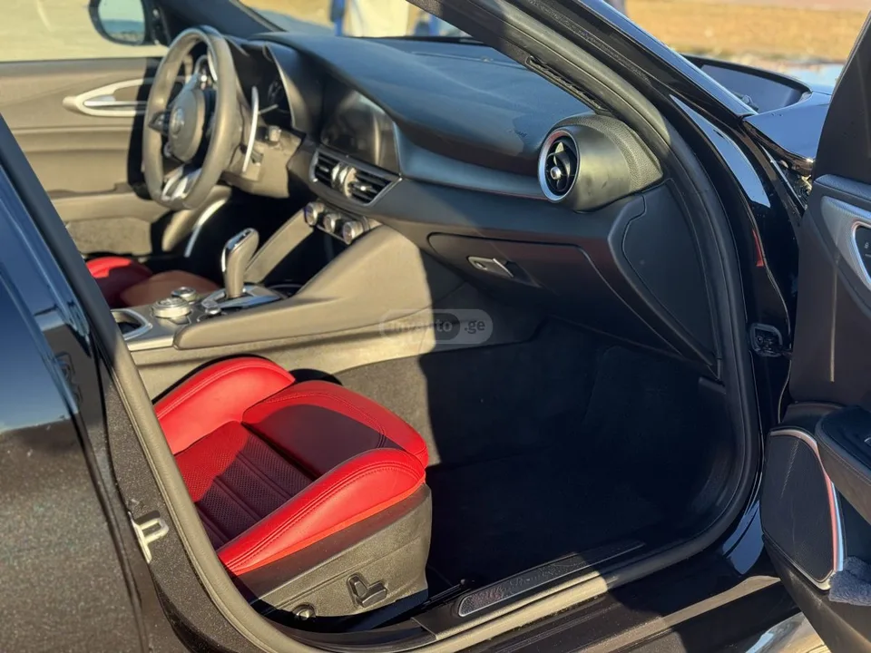Alfa Romeo Giulia 2023 — миниатюра 4