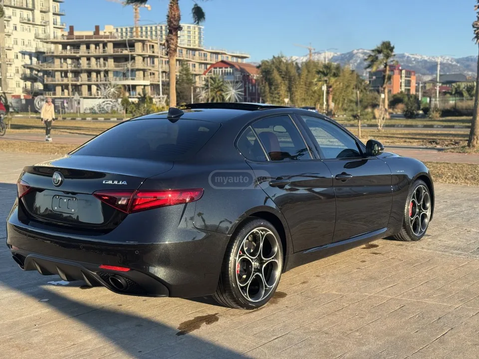Alfa Romeo Giulia 2023 — миниатюра 5