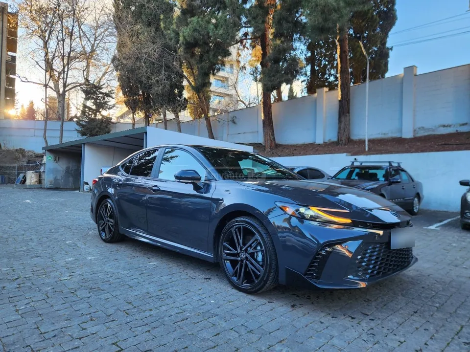 Toyota Camry 2025 — фото 1, купить с доставкой в Москву