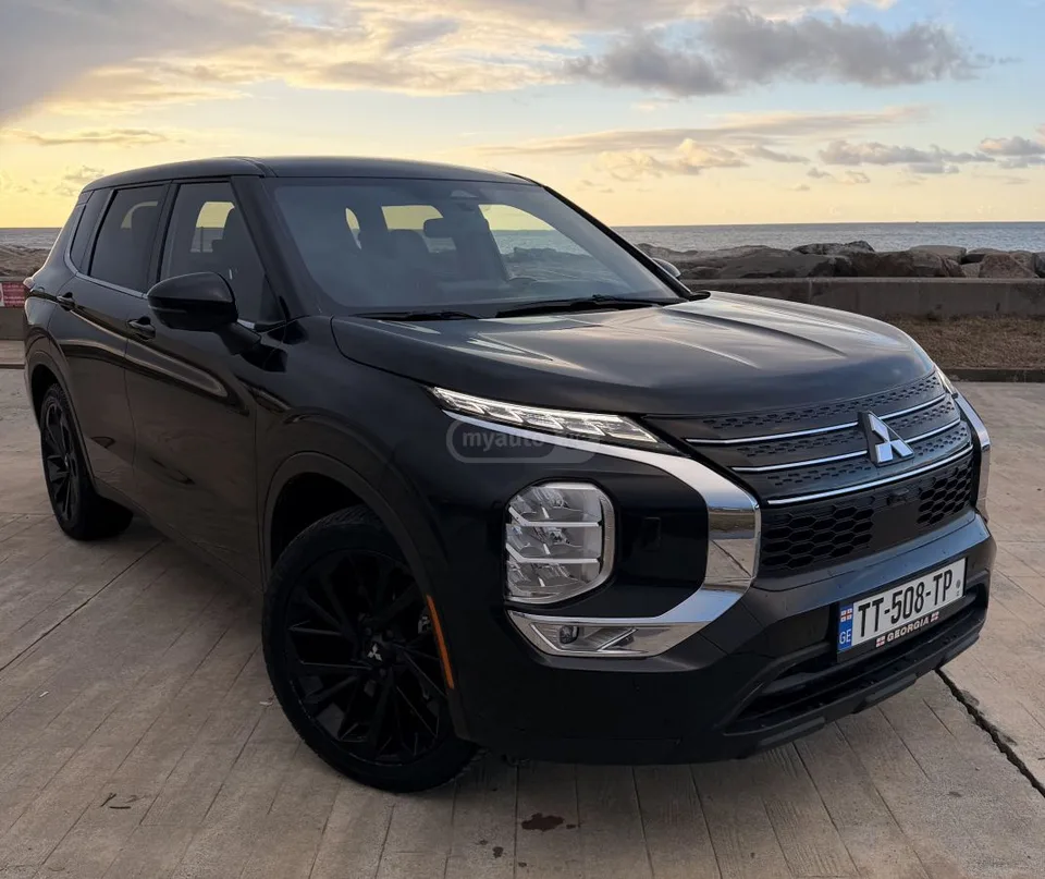 Mitsubishi Outlander SE Black Edition 2023 — миниатюра 2