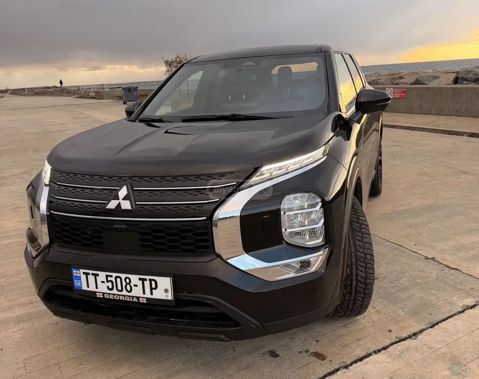 Mitsubishi Outlander SE Black Edition 2023 — миниатюра 3
