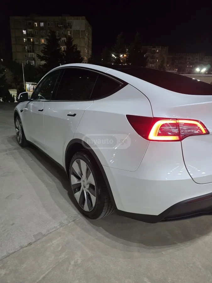 Tesla Model Y 2023 — миниатюра 3