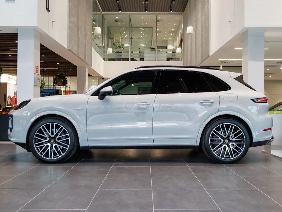 Porsche Cayenne 2024 — миниатюра 2