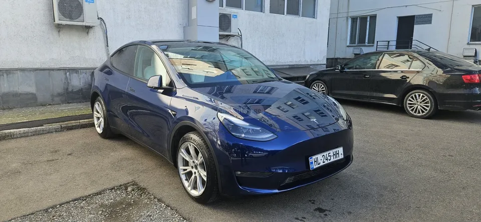 Tesla Model Y long range dual motor 2023 — миниатюра 2
