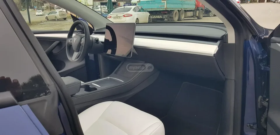 Tesla Model Y long range dual motor 2023 — миниатюра 3