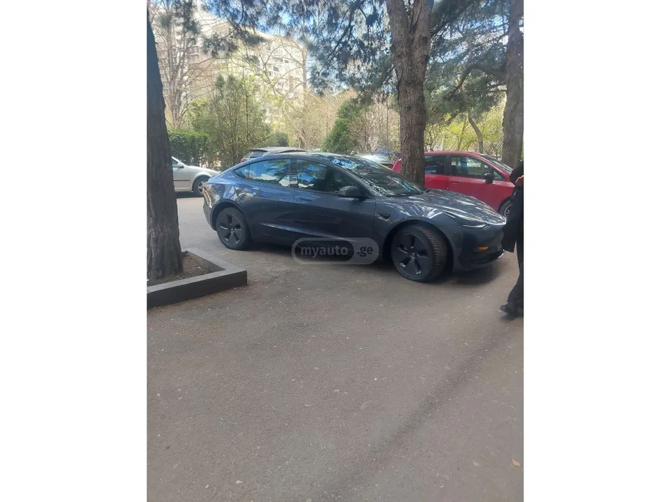 Tesla Model 3 2023 — миниатюра 3