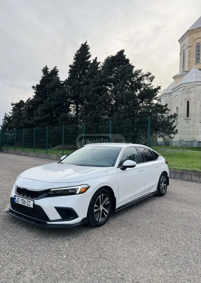 Honda Civic LX 4dr Hatchback CVT 2024 — фото 1, купить с доставкой в Москву