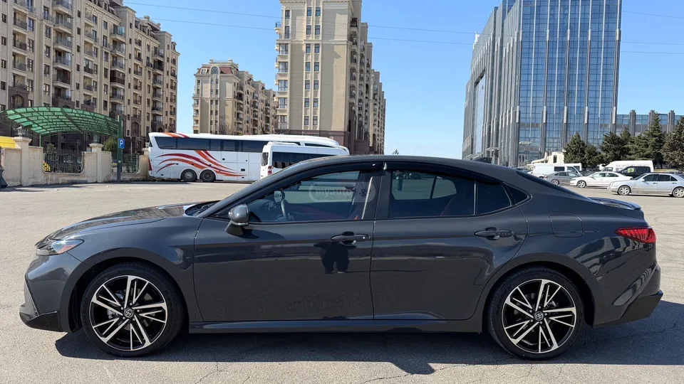 Toyota Camry Base 4dr All-wheel Drive Autom 2025 — миниатюра 3