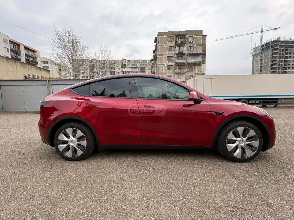 Tesla Model Y 2024 — миниатюра 5