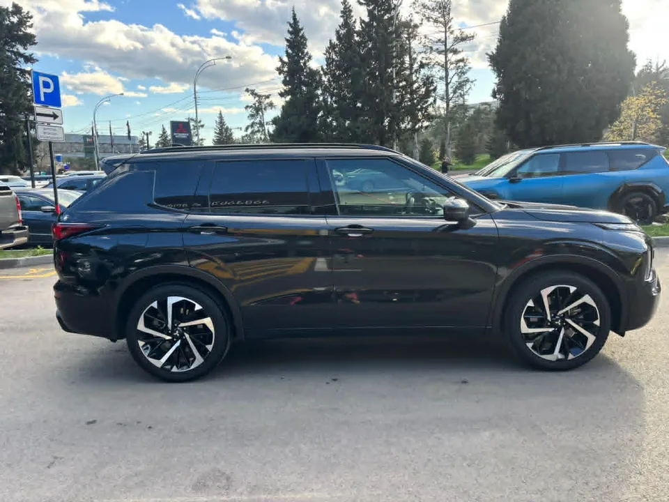 Mitsubishi Outlander Black Edition 2024 — фото 1, купить с доставкой в Москву
