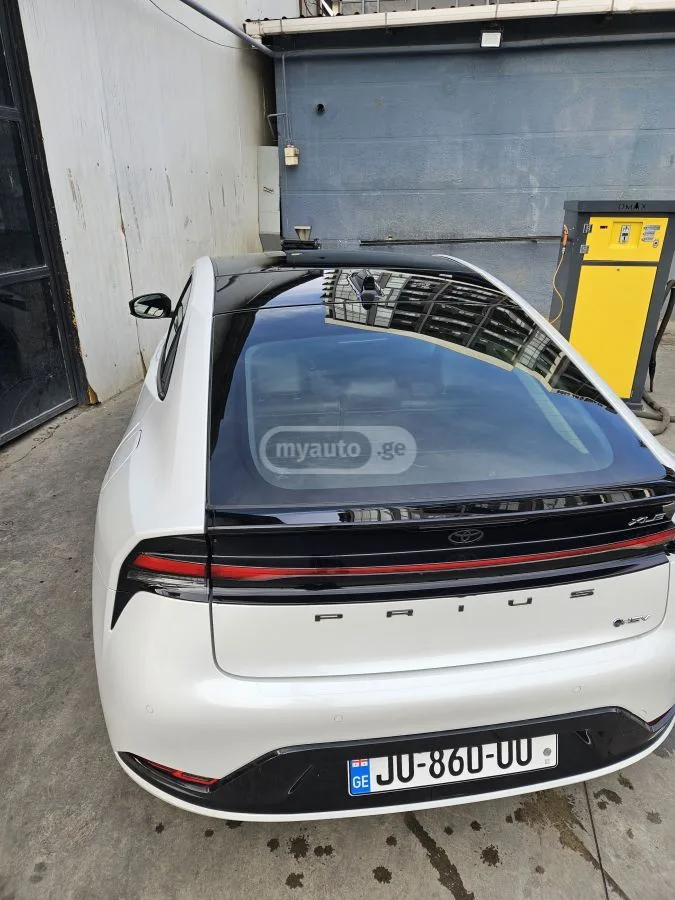 Toyota Prius 2023 — фото 1, купить с доставкой в Москву