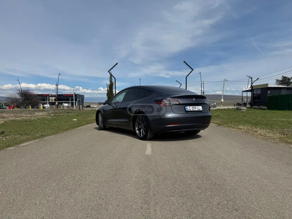 Tesla Model 3 2023 — миниатюра 2
