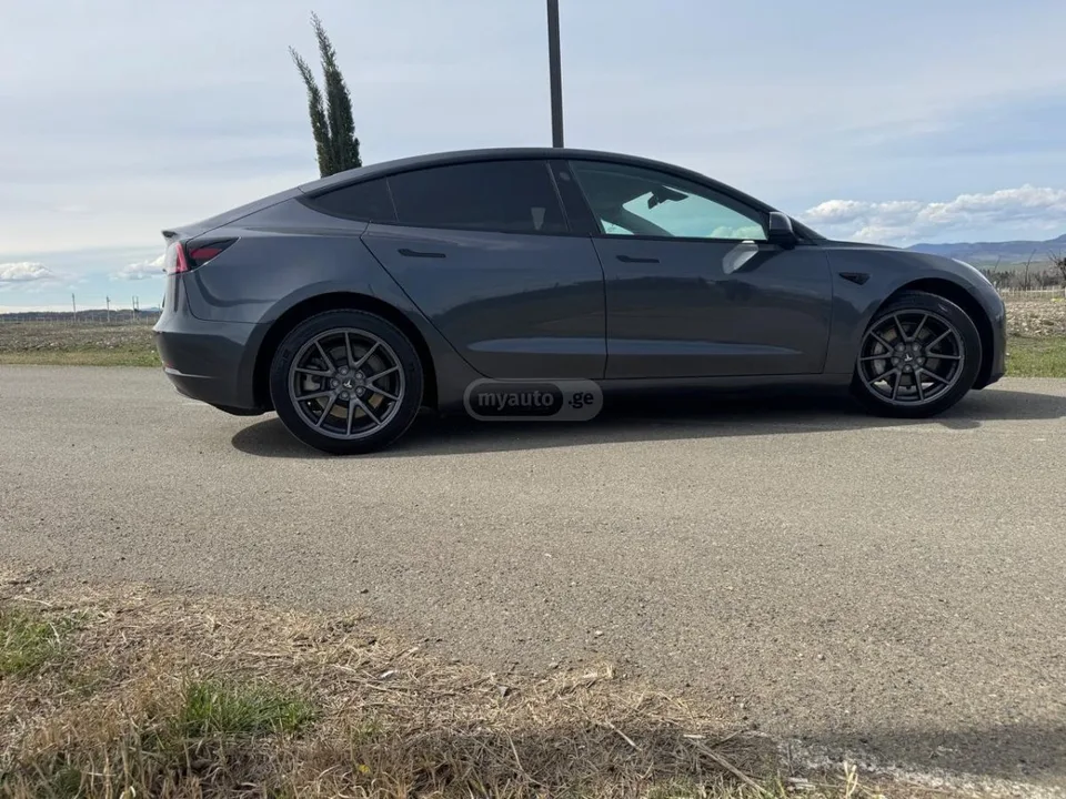 Tesla Model 3 2023 — миниатюра 3