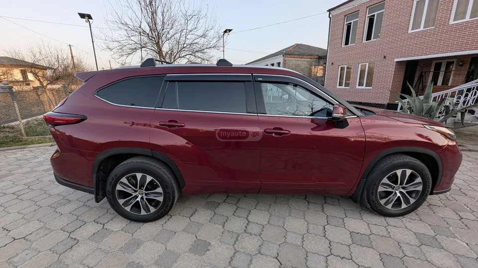 Toyota Highlander XLE 4dr Front-Wheel Drive Auto 2022 — миниатюра 3