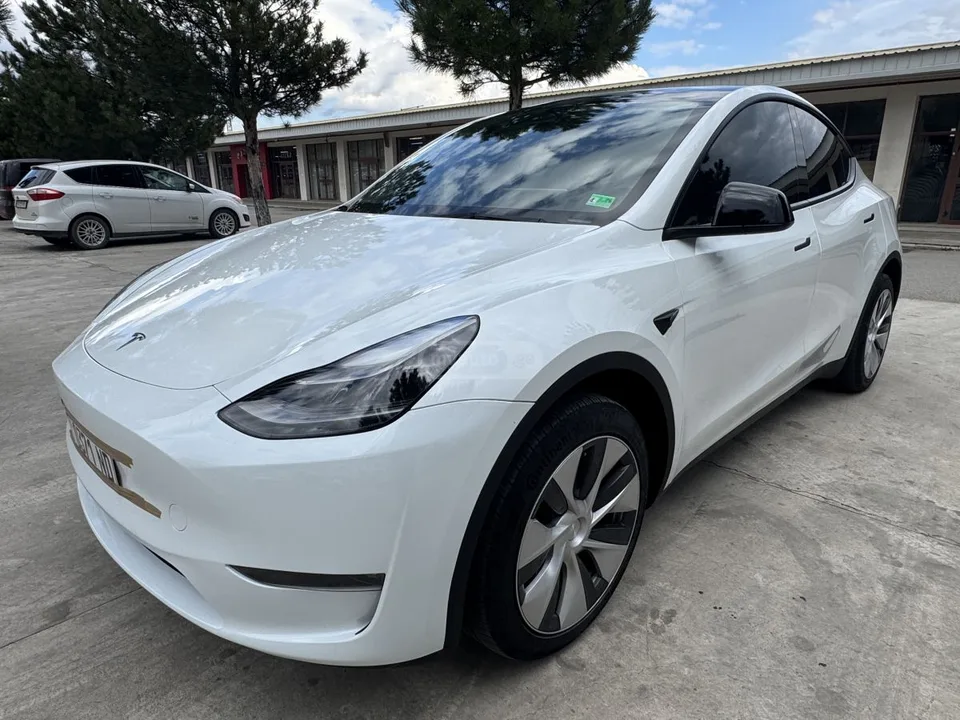 Tesla Model Y 2023 — миниатюра 2