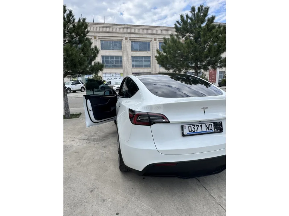 Tesla Model Y 2023 — миниатюра 4