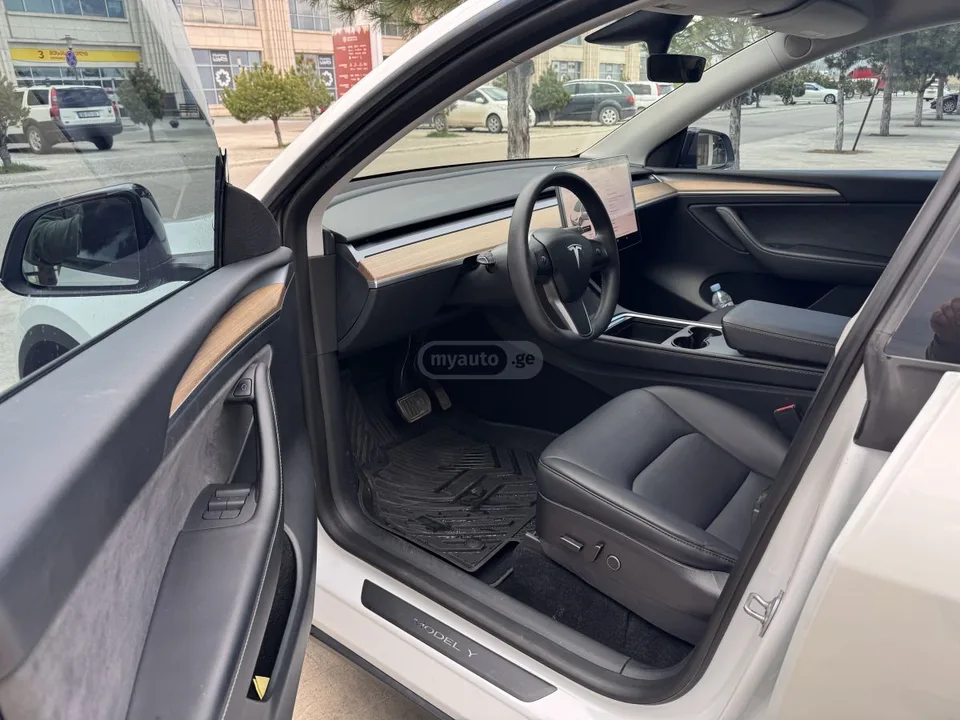 Tesla Model Y 2023 — миниатюра 5