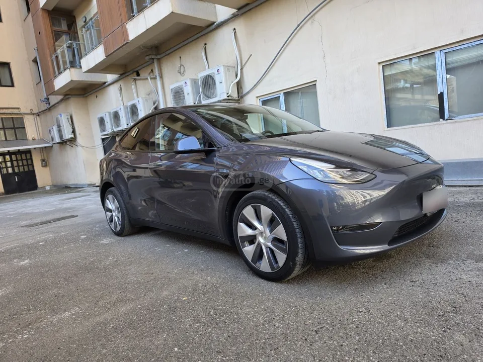 Tesla Model Y 2023 — миниатюра 2