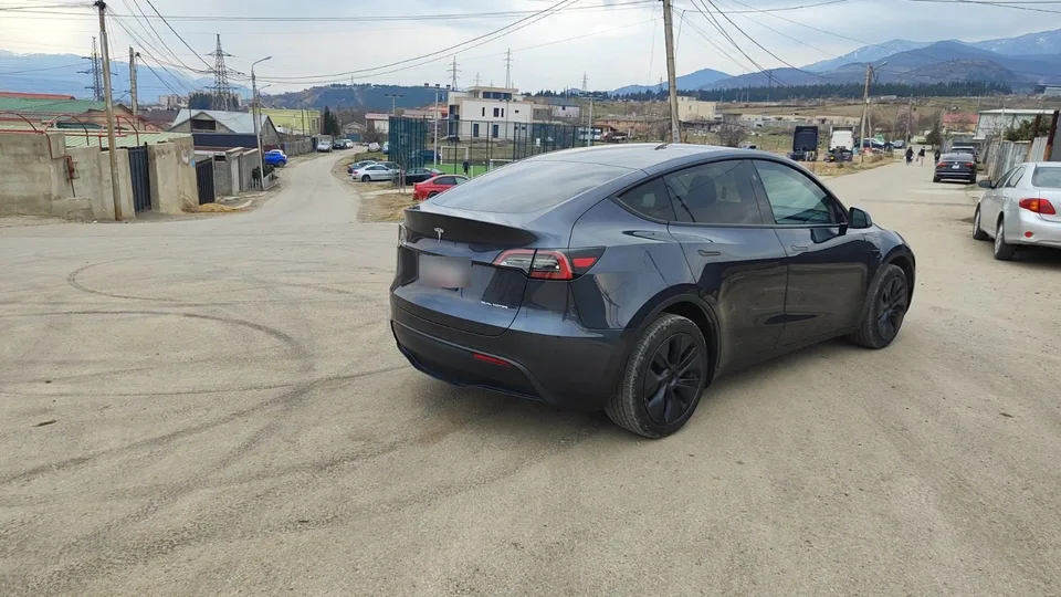 Tesla Model Y 2024 — миниатюра 2