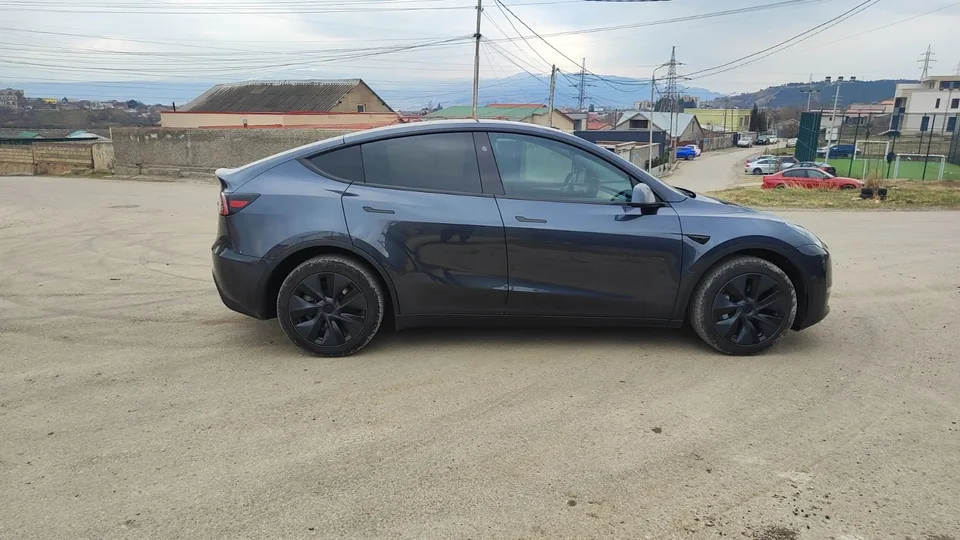 Tesla Model Y 2024 — миниатюра 3