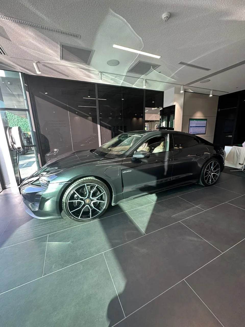 Porsche Taycan 4 S 2023 — фото 1, купить с доставкой в Москву