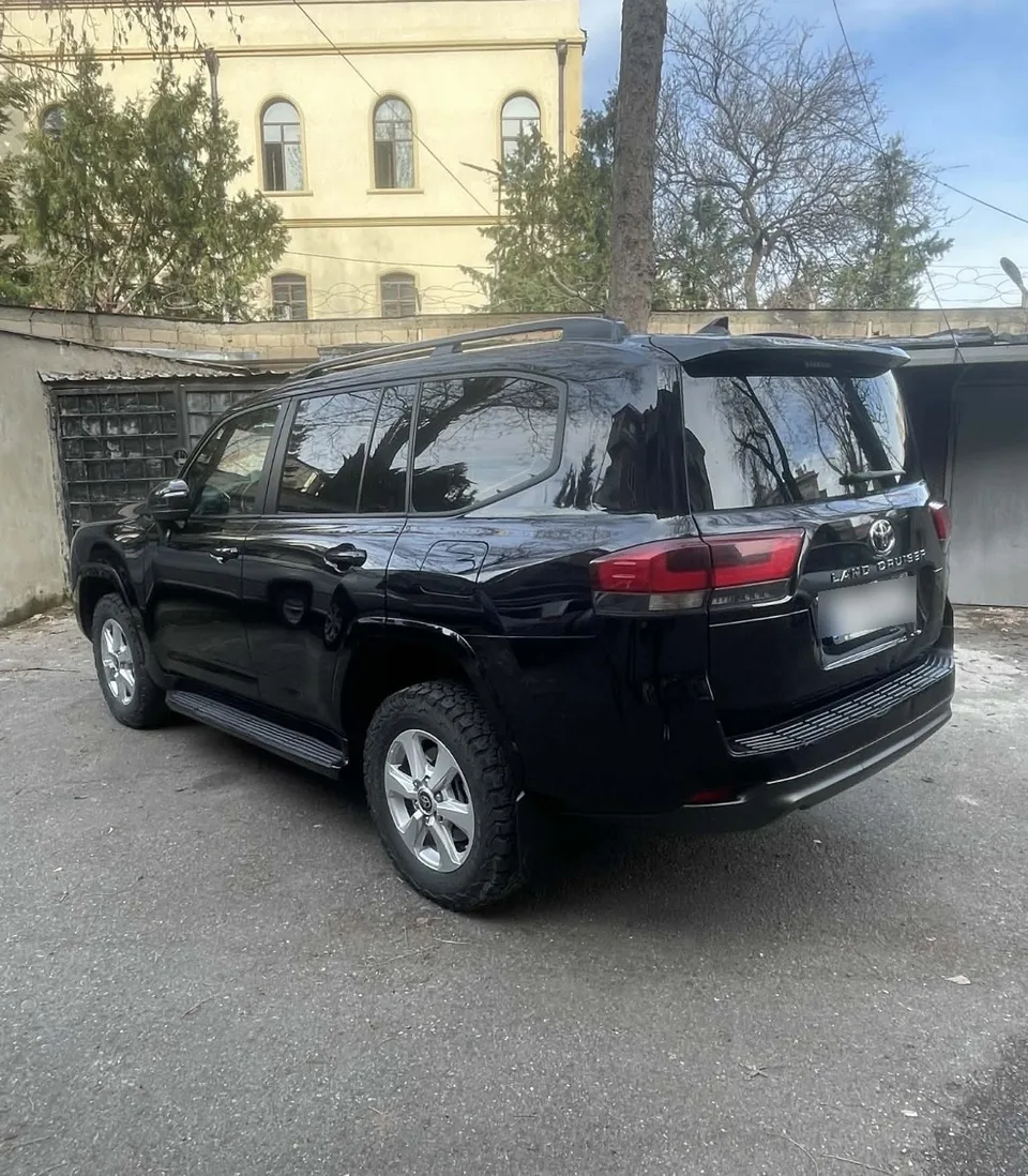 Toyota Land Cruiser 2023 — фото 1, купить с доставкой в Москву