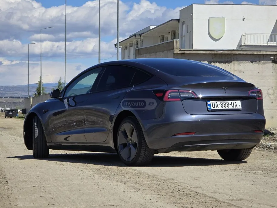 Tesla Model 3 2022 — миниатюра 3