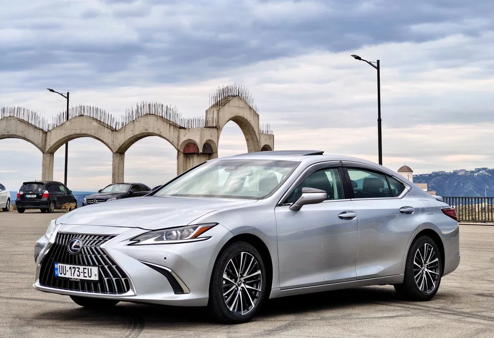 Lexus ES 300 2024 — фото 1, купить с доставкой в Москву