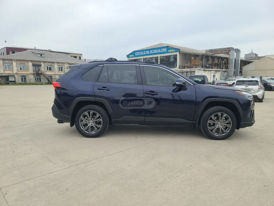 Toyota RAV 4 XLE Premium 4dr All-Wheel Driv 2023 — миниатюра 3