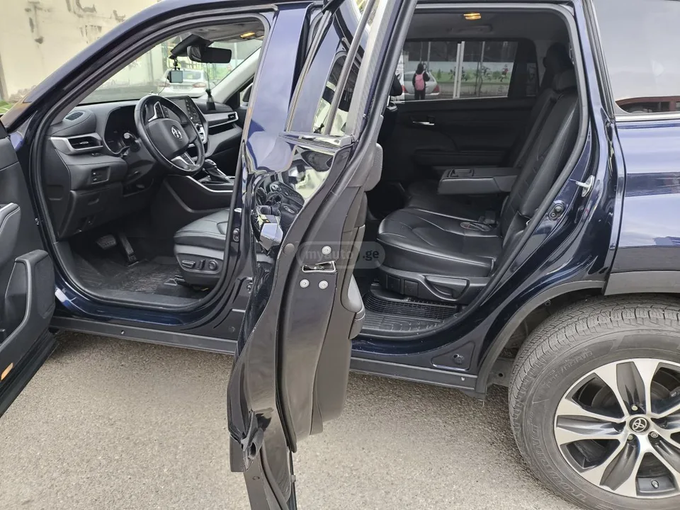 Toyota Highlander XLE 4dr All-Wheel Drive Automa 2022 — миниатюра 3