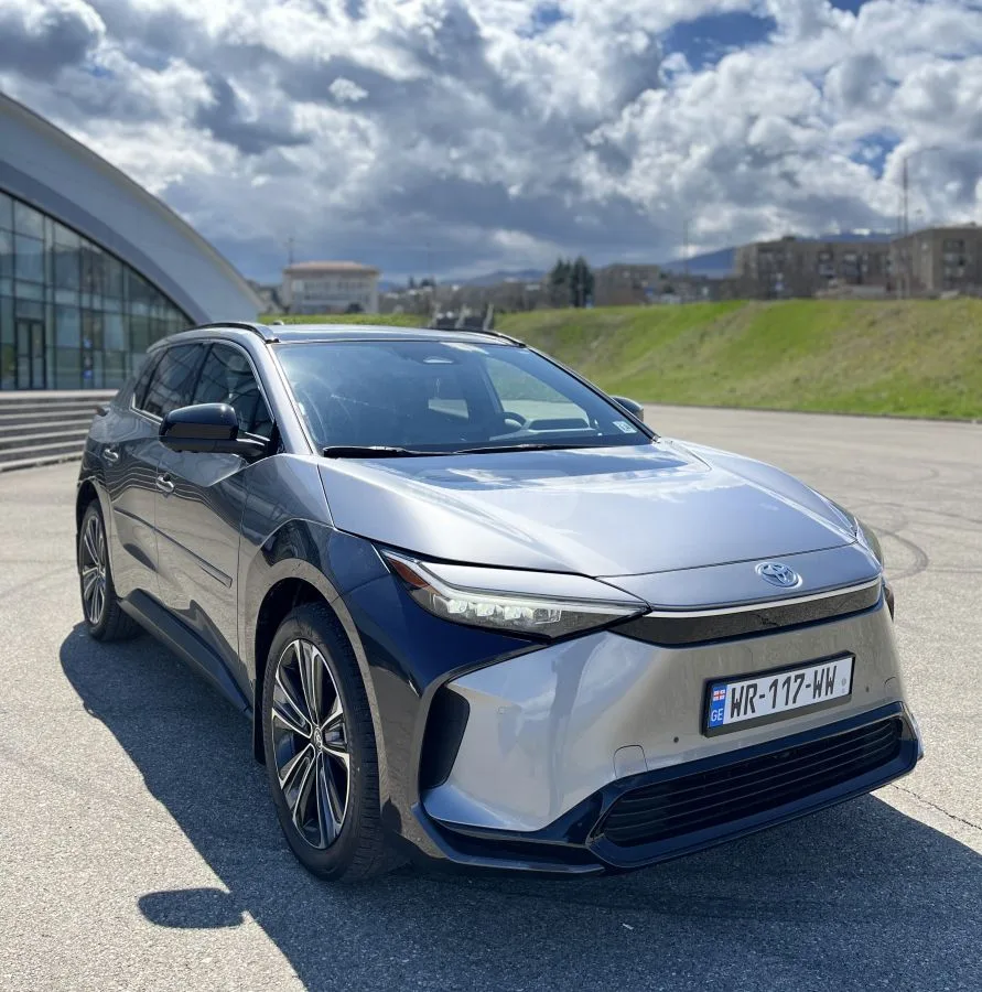 Toyota bZ4X Limited 2023 — миниатюра 2