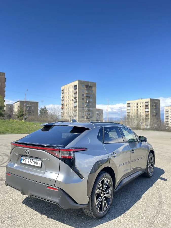 Toyota bZ4X Limited 2023 — миниатюра 3