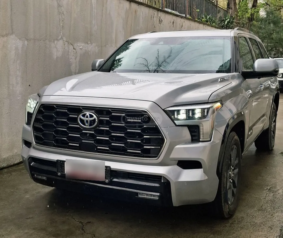 Toyota Sequoia Platinum 4x4 Hybrid 2023 — фото 1, купить с доставкой в Москву