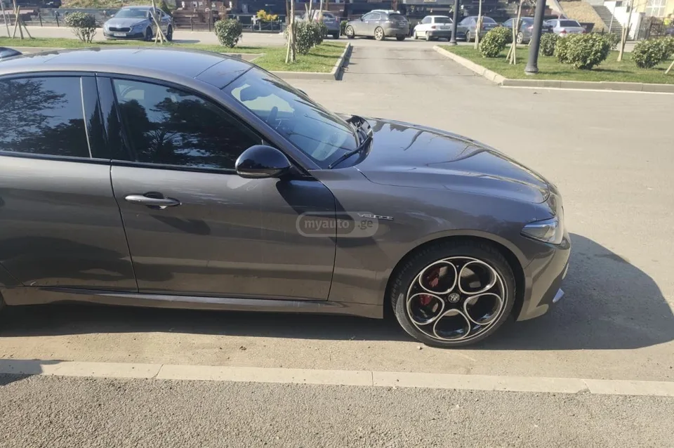 Alfa Romeo Giulia Veloce 2023 — миниатюра 4