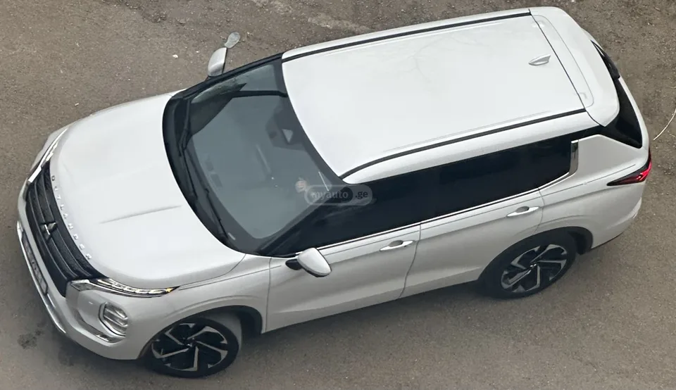 Mitsubishi Outlander 2023 — миниатюра 4