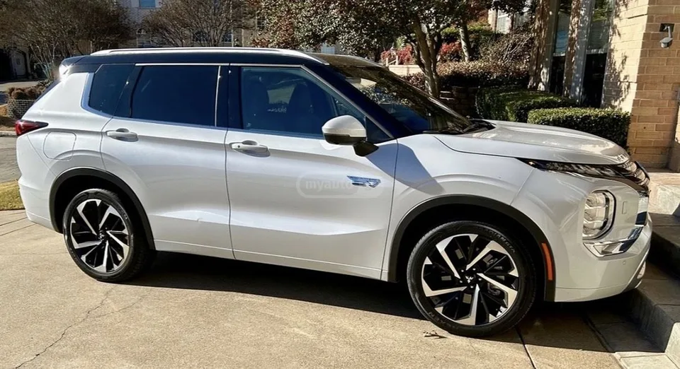 Mitsubishi Outlander 2023 — фото 1, купить с доставкой в Москву