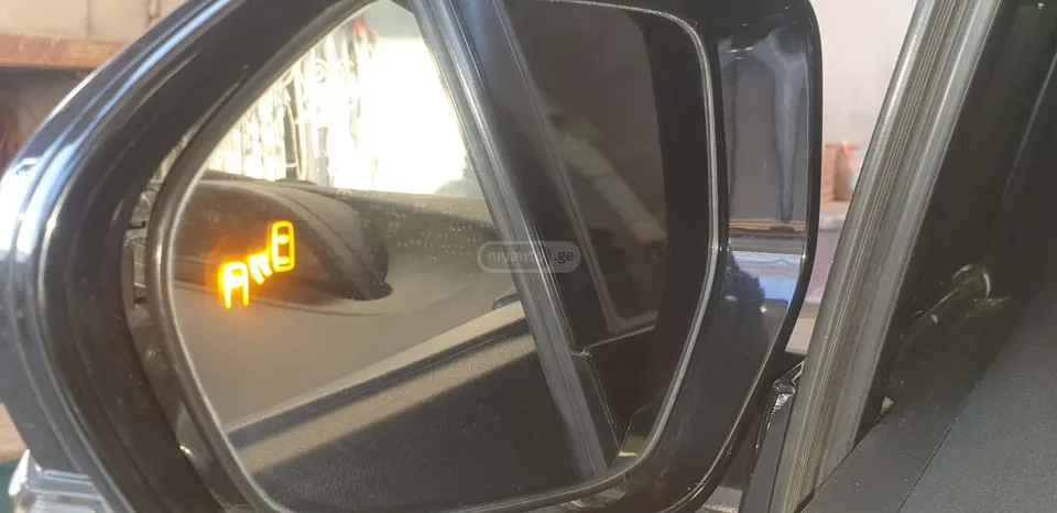 Toyota Prius Nightshade 5dr Front-Wheel Dri 2022 — миниатюра 5