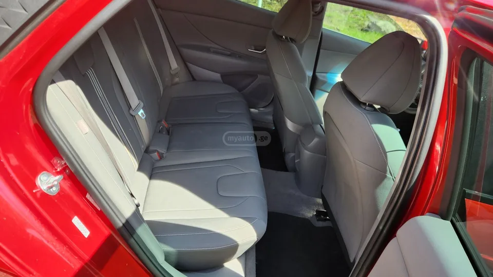 Hyundai Elantra 2024 — миниатюра 3
