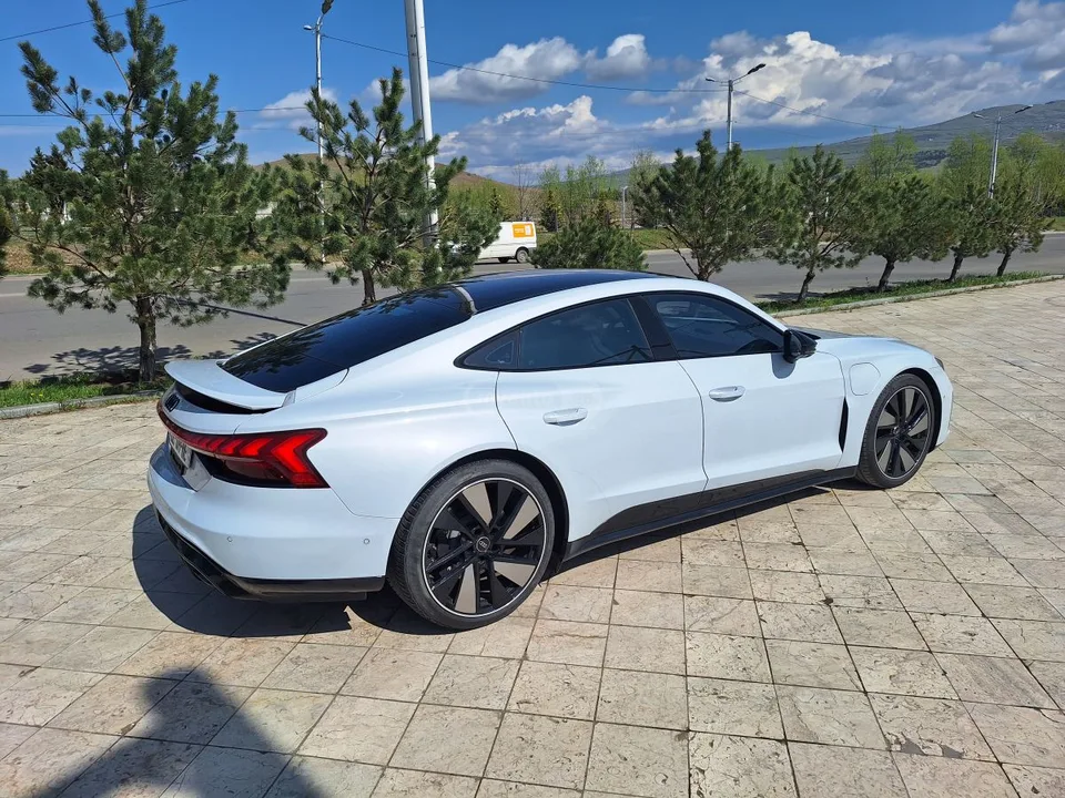 Audi RS e-tron GT 2023 — миниатюра 5