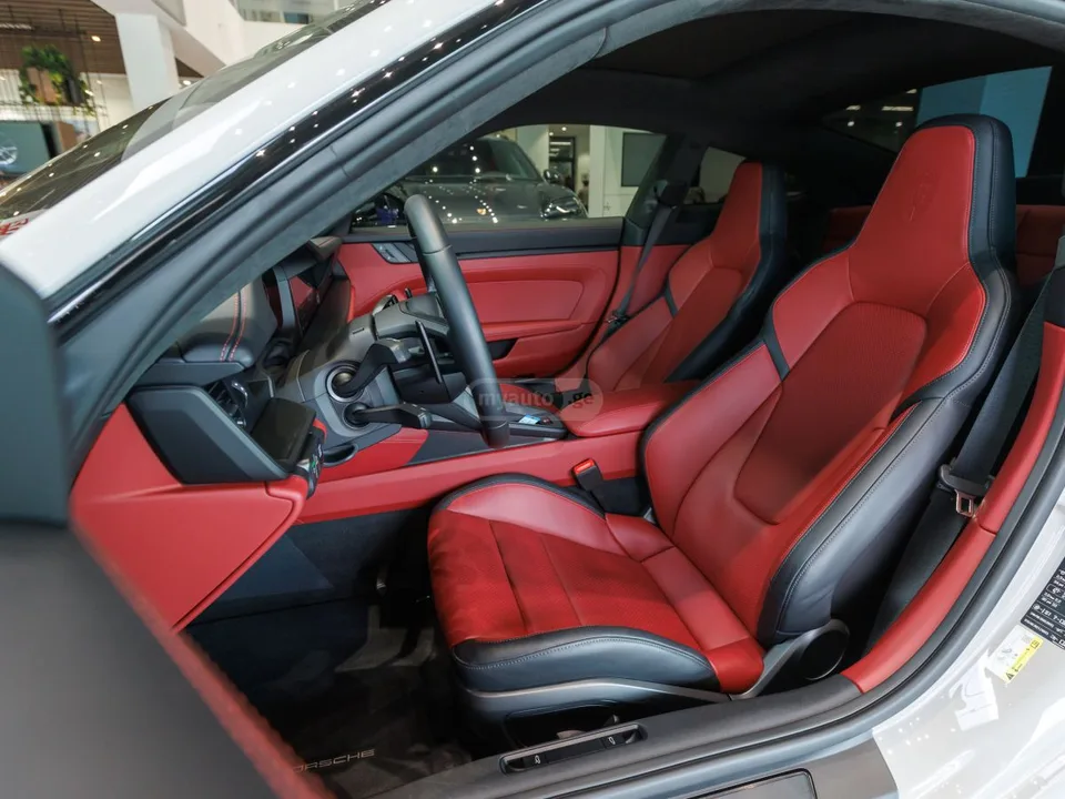 Porsche 911 2025 — миниатюра 4
