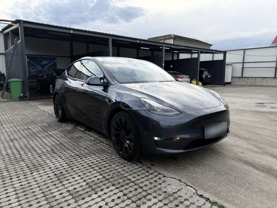 Tesla Model Y Performance 2022 — миниатюра 2
