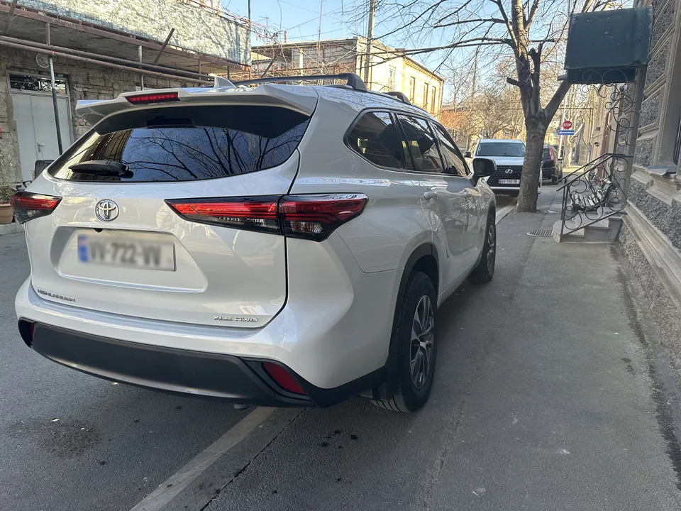 Toyota Highlander XLE 4dr All-Wheel Drive CVT 2022 — миниатюра 3