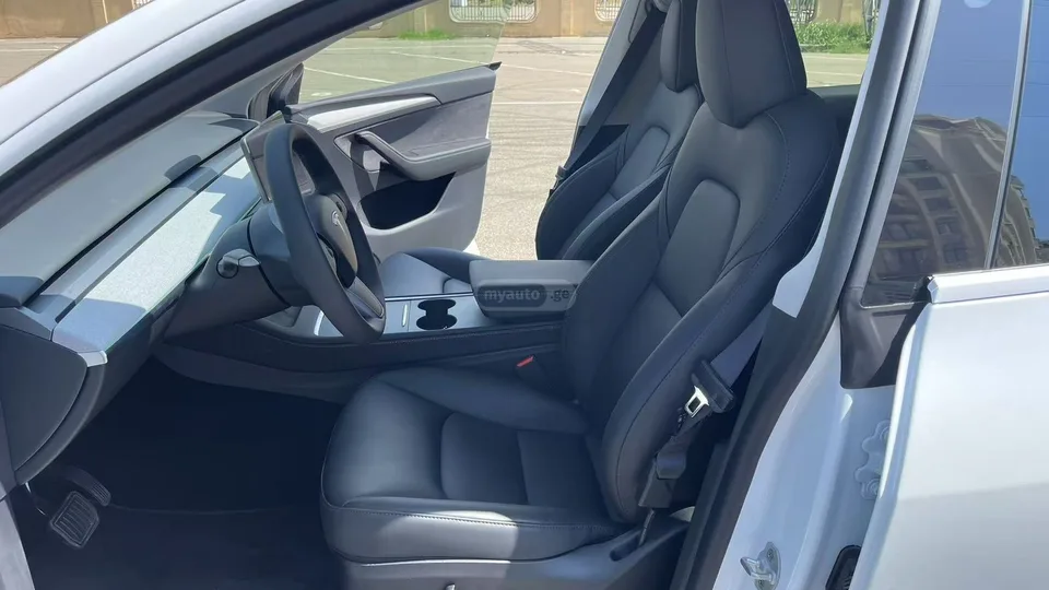 Tesla Model Y 2024 — миниатюра 2