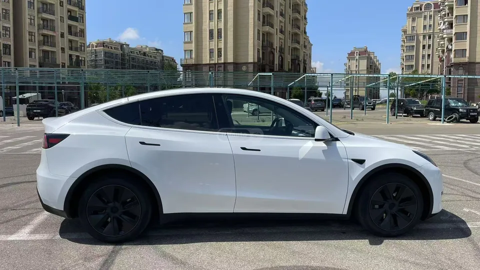Tesla Model Y 2024 — миниатюра 3