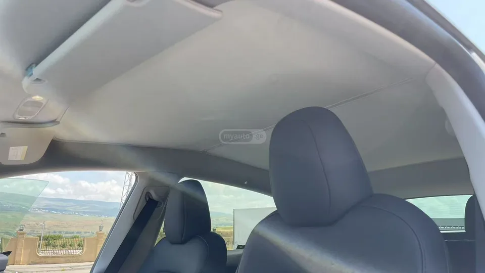 Tesla Model Y 2024 — миниатюра 4
