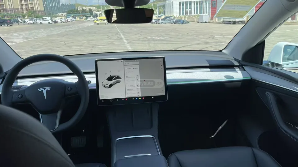 Tesla Model Y 2024 — миниатюра 5