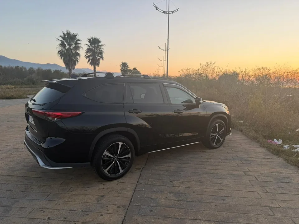 Toyota Highlander LE 4dr All-Wheel Drive Automat 2022 — миниатюра 3