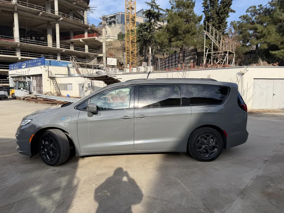 Chrysler Pacifica 2022 — миниатюра 2