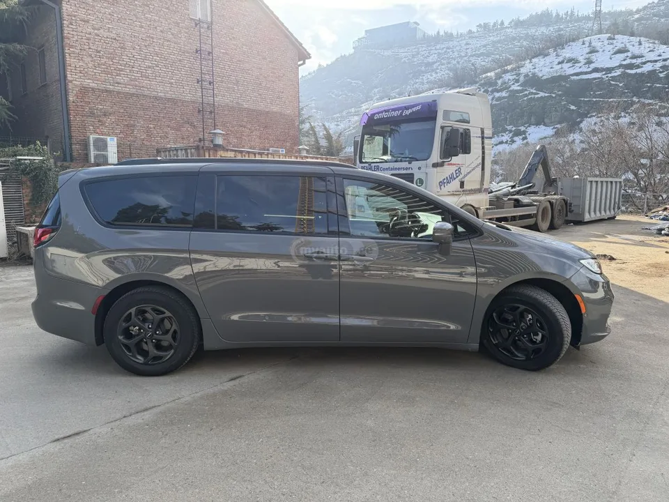 Chrysler Pacifica 2022 — миниатюра 3