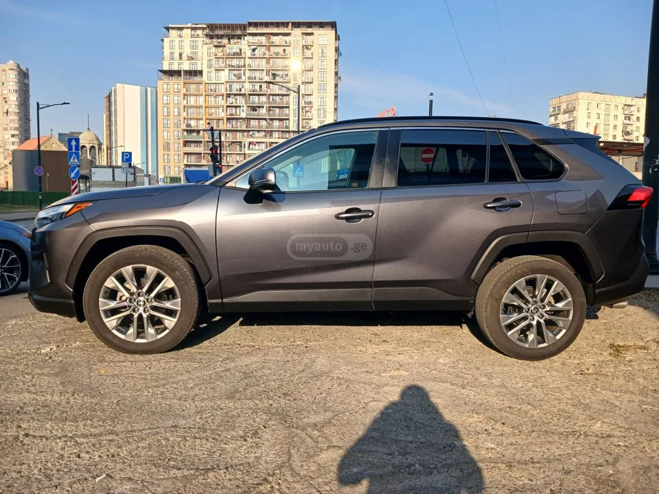 Toyota RAV 4 XLE Premium 4dr Front-Wheel Dr 2022 — миниатюра 4